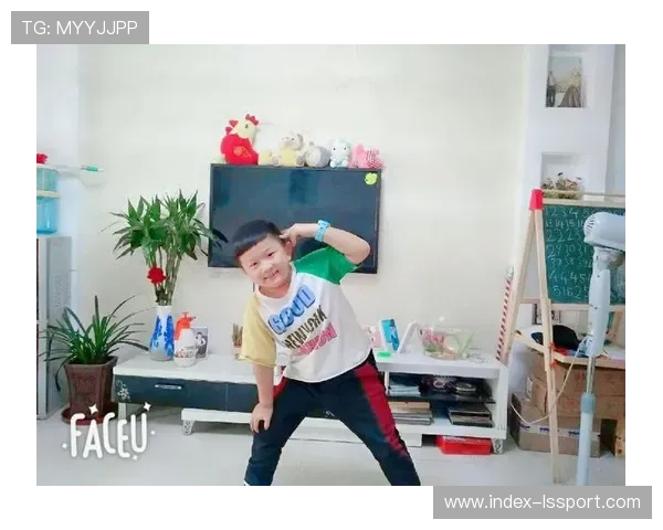 合肥青少年BMX赛场上小选手冲线瞬间的喜悦表情