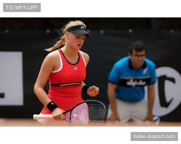 特写:斯特拉斯堡老将赛后向主场球迷看台长时间致意